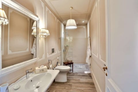 Junior Suite (L'Orangerie) | Bathroom | Free toiletries, hair dryer, bathrobes, slippers