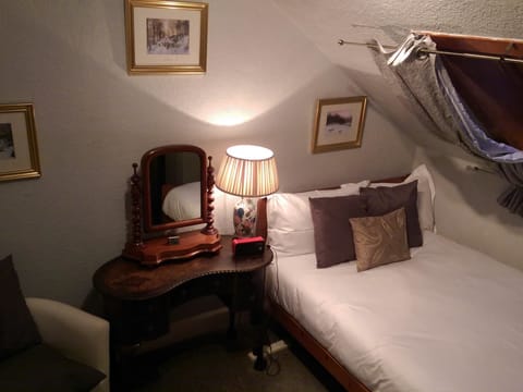 Classic Single Room, Ensuite (The Hunter Room) | Premium bedding, soundproofing, iron/ironing board, bed sheets