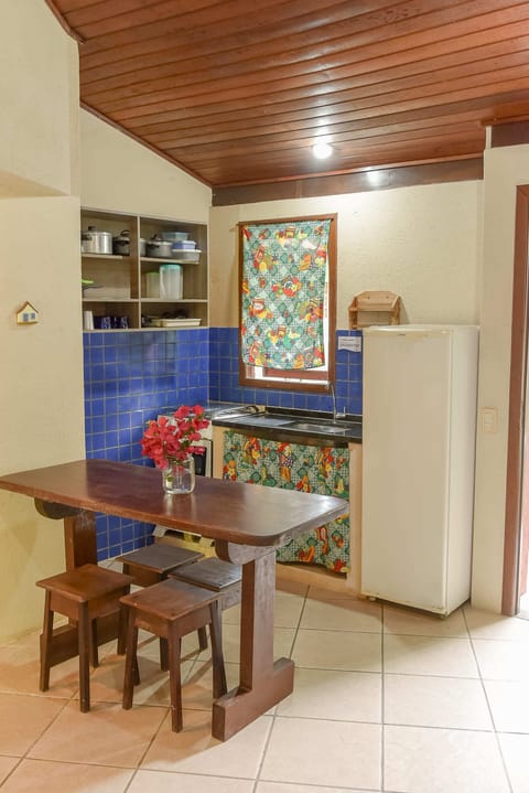 Family Chalet, Pool View (Broadway) | Private kitchenette | Fridge, oven, cookware/dishes/utensils