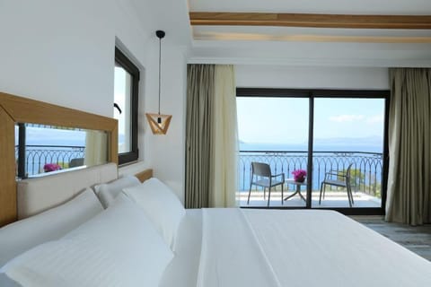 Deluxe Room with Sea View & Jacuzzi | Free minibar items, in-room safe, free WiFi, bed sheets