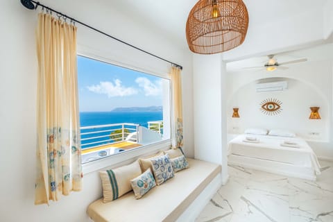 Premium Room with Sea View & Jacuzzi | Living area | LCD TV