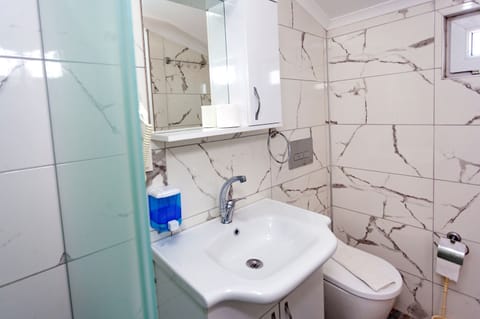 Family Room | Bathroom | Shower, free toiletries, hair dryer, slippers