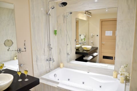 Suite | Bathroom | Free toiletries, hair dryer, towels