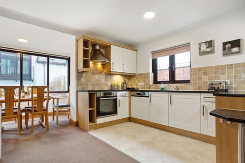 Premium Apartment | Private kitchen | Fridge, microwave, stovetop, coffee/tea maker