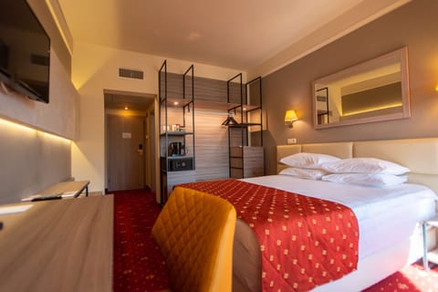 Standard Room, 1 King Bed, Non Smoking (Shower Only) | Premium bedding, minibar, in-room safe, desk