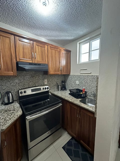 Deluxe Apartment | Private kitchen | Microwave, stovetop, coffee/tea maker, cookware/dishes/utensils