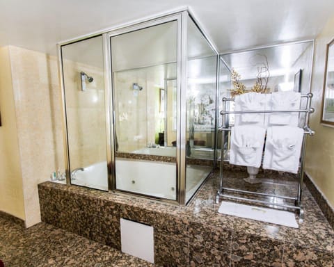 Room, 1 Queen Bed, Accessible, Non Smoking | Bathroom | Combined shower/tub, hair dryer, towels