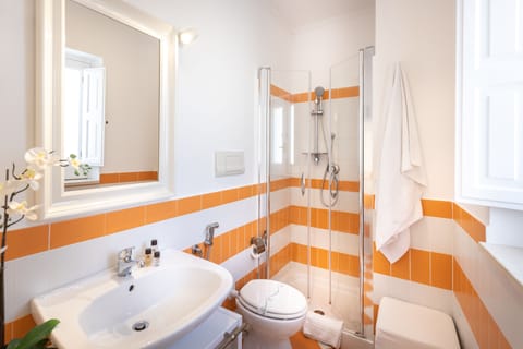 Superior Room | Bathroom | Shower, free toiletries, hair dryer, towels