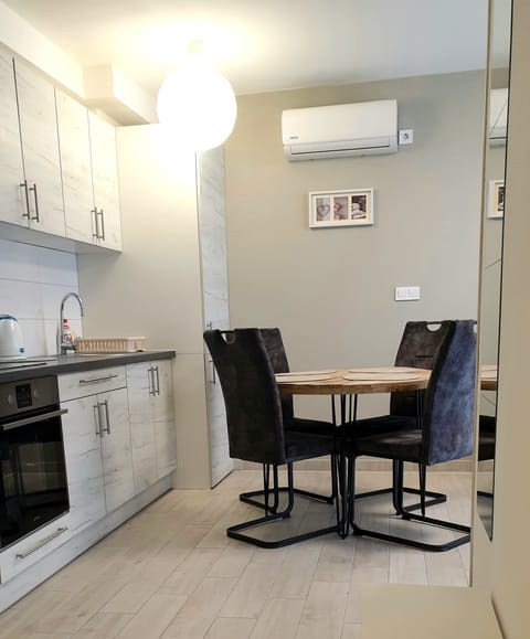 Standard Apartment, 1 Bedroom, City View | In-room dining