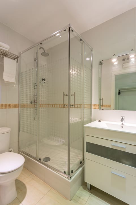 Triple Room, Balcony | Bathroom | Shower, free toiletries, hair dryer, towels