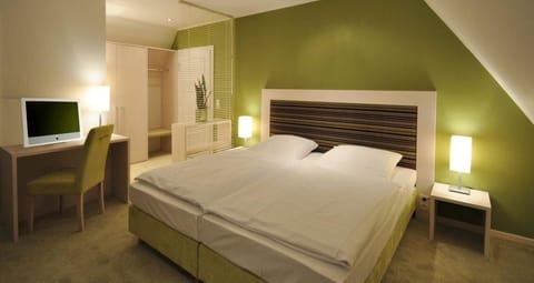 Standard Double Room | In-room safe, desk, soundproofing, free WiFi