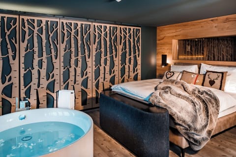 SPA Suite | In-room safe, blackout drapes, iron/ironing board, free WiFi