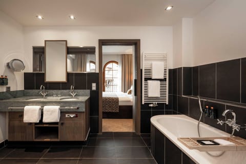 Emperor Suite | In-room safe, blackout drapes, iron/ironing board, free WiFi