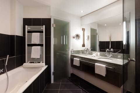 Suite | Bathroom | Free toiletries, hair dryer, bathrobes, slippers