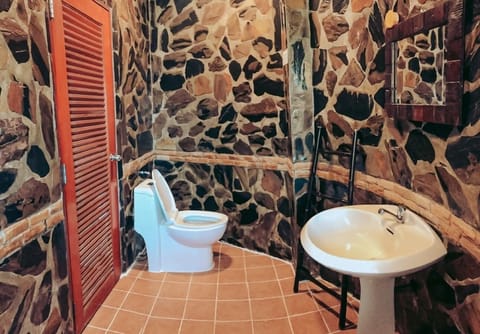 Deluxe Bungalow with Sea View | Bathroom | Shower, rainfall showerhead, hair dryer, towels