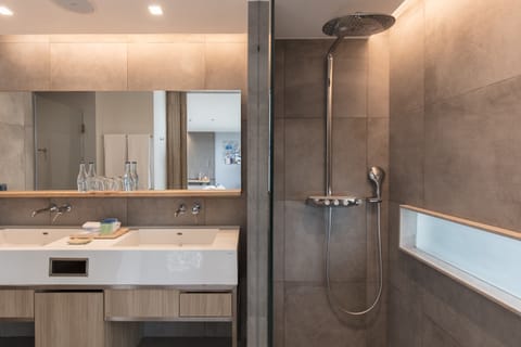 Separate tub and shower, deep soaking tub, free toiletries, hair dryer