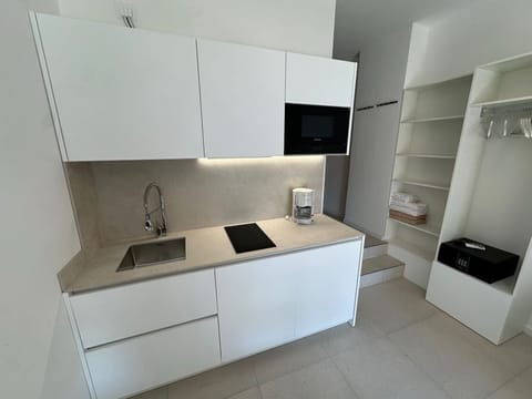 Superior Studio, Balcony | Private kitchen | Fridge, microwave, stovetop, dishwasher