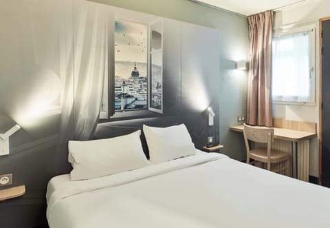 Desk, soundproofing, free WiFi, bed sheets