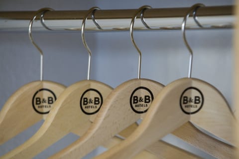 Desk, soundproofing, free WiFi, bed sheets