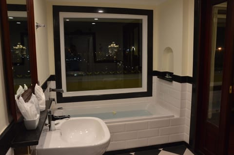 President View Suite | Bathroom | Deep soaking tub, free toiletries, hair dryer, bathrobes