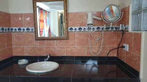 Double Room | Bathroom | Shower, free toiletries, hair dryer, towels