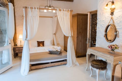 Honeymoon Suite, Fireplace | In-room safe, desk, soundproofing, free WiFi