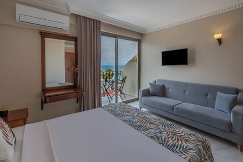 Standard Studio, 1 Bedroom, Sea View | In-room safe, soundproofing, free WiFi, bed sheets