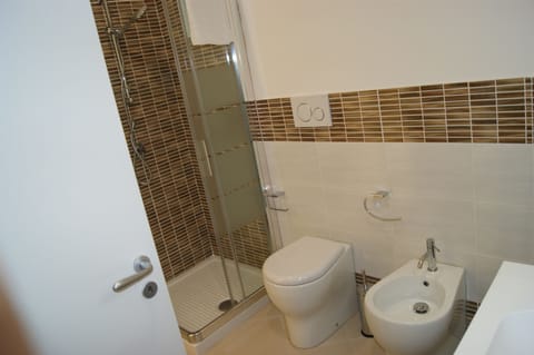 Deluxe Single Room, Ground Floor | Bathroom | Shower, free toiletries, hair dryer, bidet