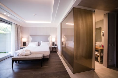 Junior Suite (Deluxe) | Premium bedding, minibar, in-room safe, individually decorated