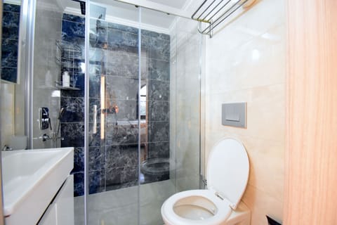 Suite | Bathroom | Shower, free toiletries, hair dryer, slippers