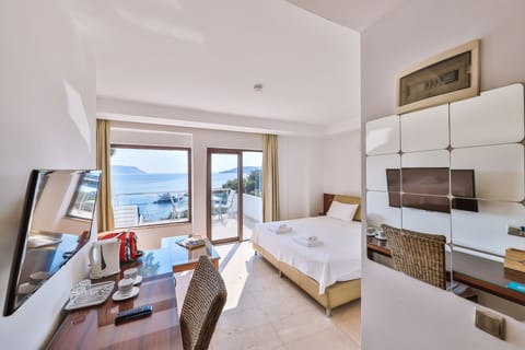 Junior Studio Suite, Sea View | Premium bedding, free minibar items, in-room safe, desk