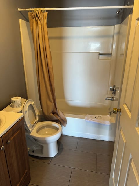 Suite, 1 Queen Bed, 2 Twins | Bathroom | Bathtub, towels