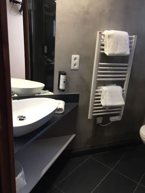 Classic Double Room | Bathroom | Free toiletries, towels