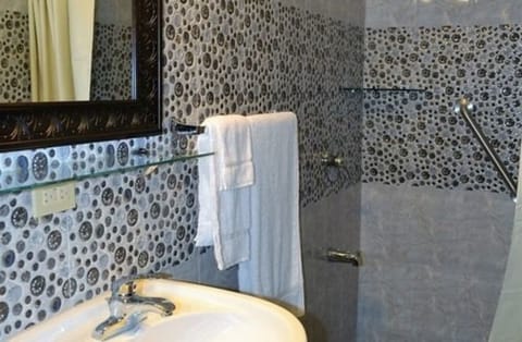 Room, Private Bathroom (standard Room) | Bathroom | Shower, rainfall showerhead, hair dryer, towels