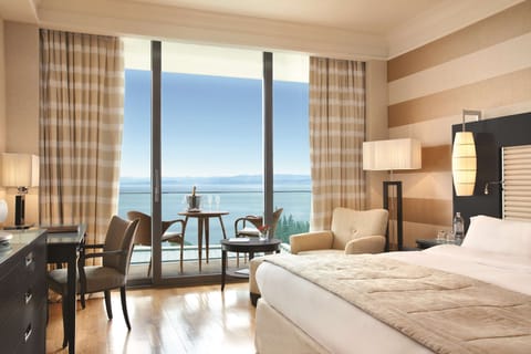 Deluxe Room, Sea View | 1 bedroom, hypo-allergenic bedding, minibar, in-room safe