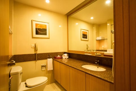 Superior Room | Bathroom | Combined shower/tub, deep soaking tub, hydromassage showerhead