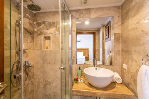 Economy Double Room | Bathroom | Shower, free toiletries, hair dryer, bidet