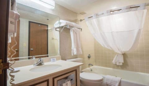 Combined shower/tub, hair dryer, towels