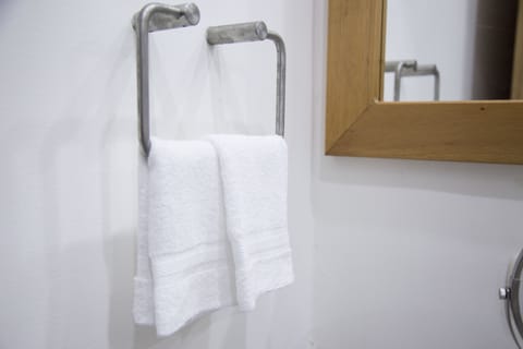 Triple Room | Bathroom | Shower, free toiletries, hair dryer, towels