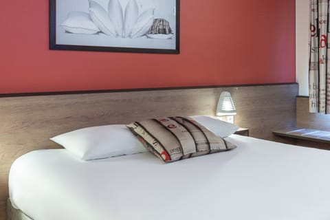 Desk, soundproofing, free WiFi, wheelchair access