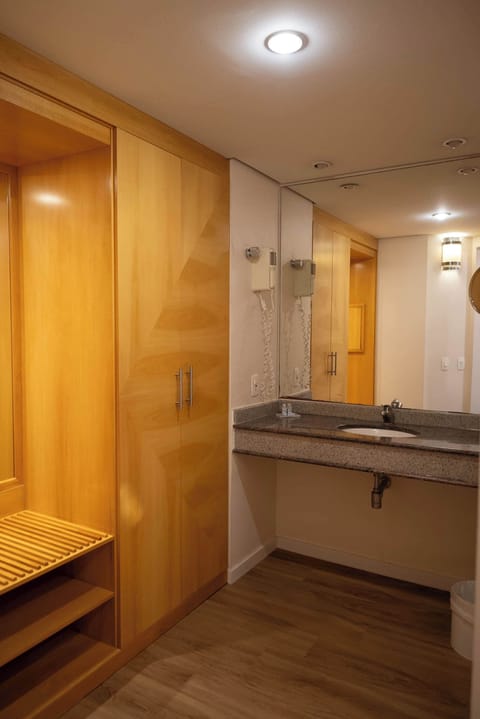 Standard Twin Room | Bathroom | Shower, free toiletries, hair dryer, towels