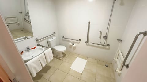 Standard Room, Multiple Beds (Adaptado - PNE) | Accessible bathroom