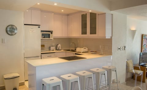 Apartment (1002 Bermudas) | Private kitchen | Full-size fridge, microwave, oven, stovetop