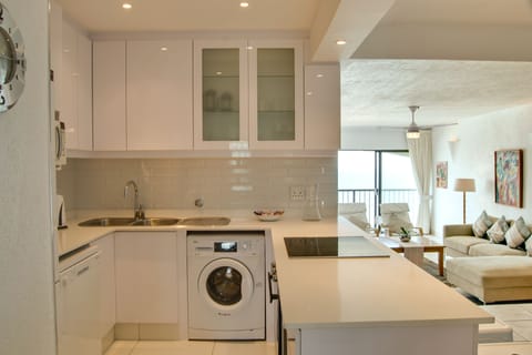 Apartment (1002 Bermudas) | Private kitchen | Full-size fridge, microwave, oven, stovetop