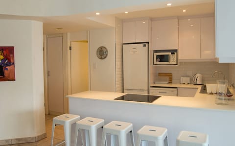 Apartment (1002 Bermudas) | Private kitchen | Full-size fridge, microwave, oven, stovetop