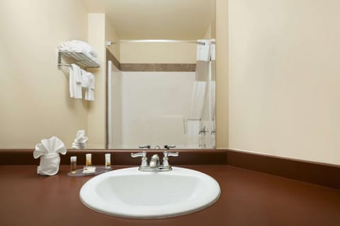 Room, Multiple Beds, Non Smoking | Bathroom | Free toiletries, towels, soap, shampoo