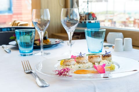 Lunch, dinner served; seafood, ocean views 