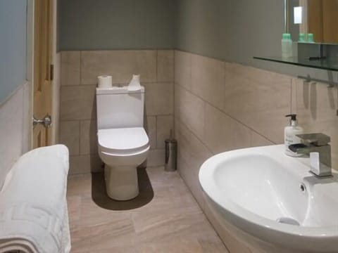 Luxury Double Room, Ensuite, Ground Floor | Bathroom | Hair dryer, towels