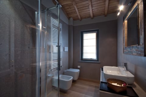 Elite Suite | Bathroom | Shower, free toiletries, hair dryer, slippers