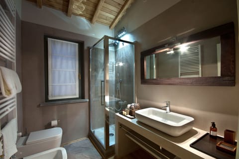 Elite Suite | Bathroom | Shower, free toiletries, hair dryer, slippers